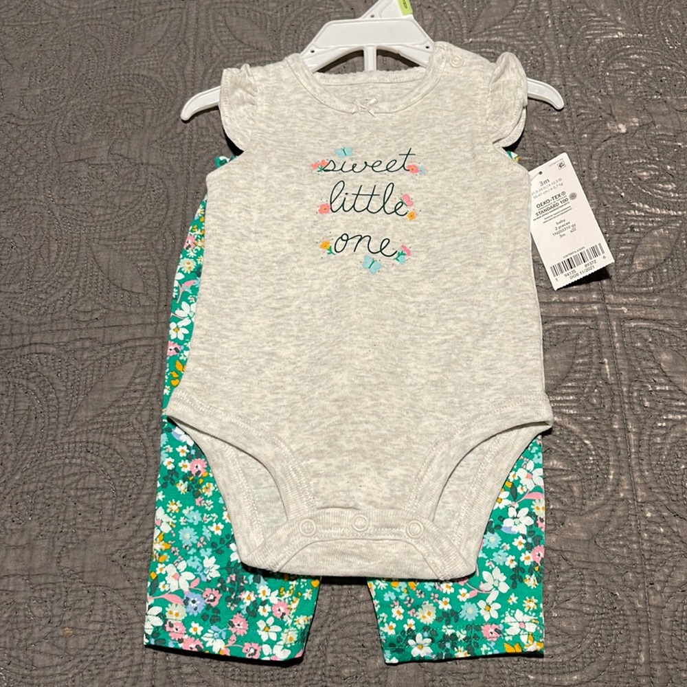 Carter’s Baby girl 2pc leggings & onesie set size 3 months